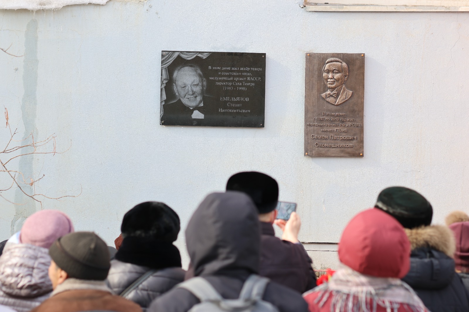 Вы сейчас просматриваете В Якутске установили мемориальную доску выдающемуся театральному деятелю Якутии и актёру кино Степану Емельянову