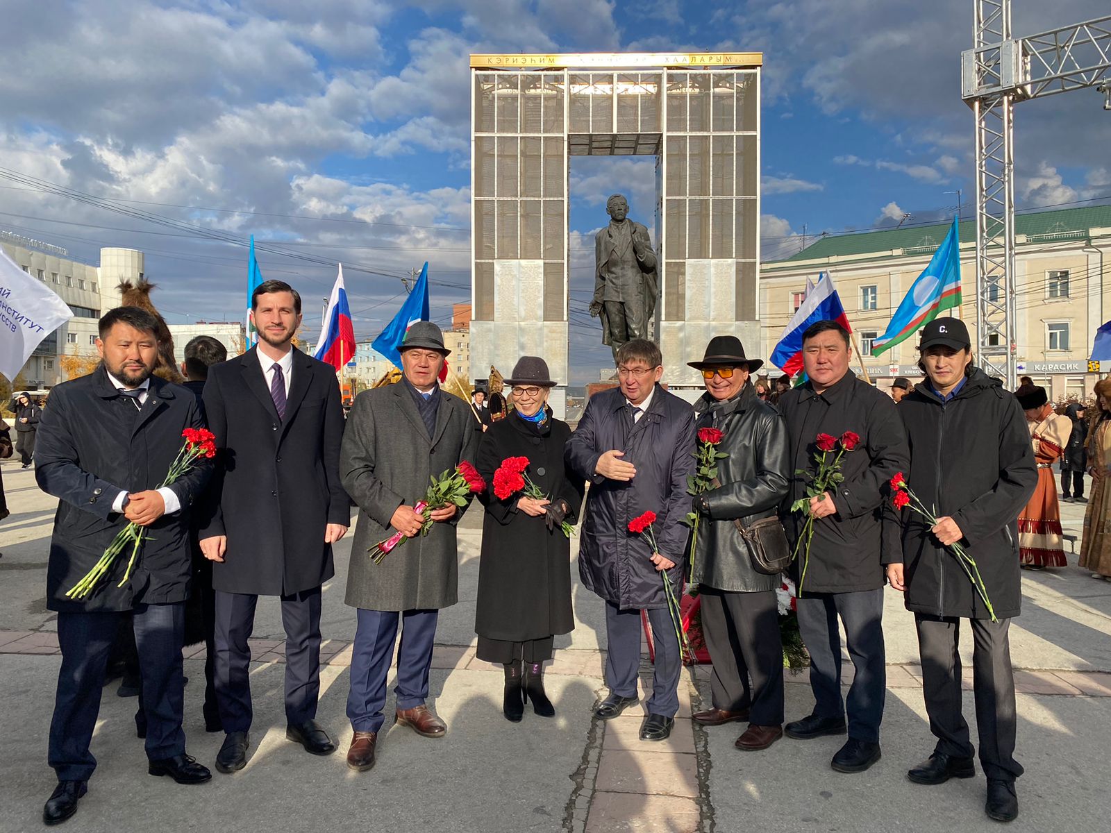Вы сейчас просматриваете В День Государственности Республики Саха (Якутия) состоялась церемония возложения цветов к памятнику Платона Алексеевича Ойунского