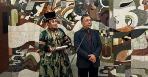 Подробнее о статье В городе Улан-Удэ открылась выставка художника-ювелира Александра Манжурьева, посвященная спектаклю “Тулаайах оҕо”