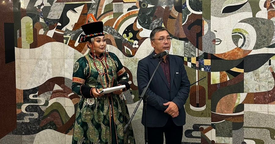Вы сейчас просматриваете В городе Улан-Удэ открылась выставка художника-ювелира Александра Манжурьева, посвященная спектаклю “Тулаайах оҕо”
