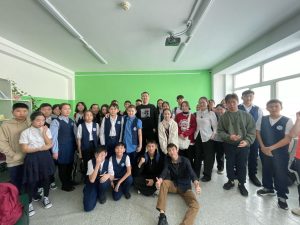 Подробнее о статье Артист Айсен Лугинов встретился с учениками Саха политехнического лицея